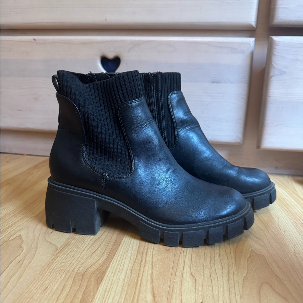 Black Universal Thread Chunky Heeled Chelsea Boot… - image 1
